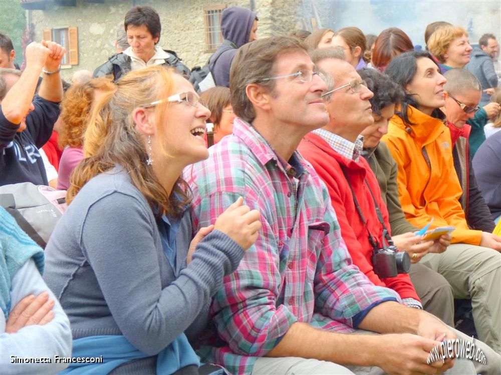 34 Cate e Sergio assistono all'estrazione dei premi messi in palio.JPG